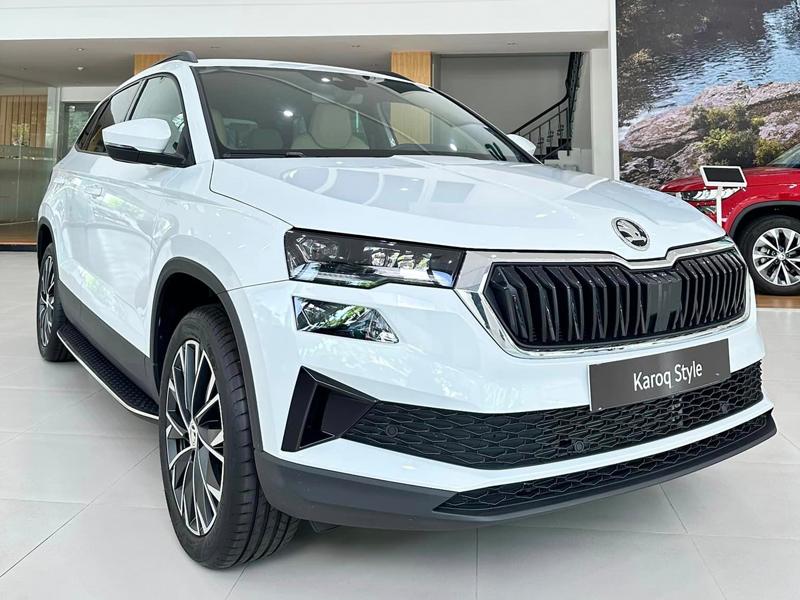 Hình ảnh minh họa VBC giúp khách hàng mở cánh cửa đến châu âu, sử dụng biểu tượng cánh cửa hoặc cây cầu nối liền việt nam (hoặc tphcm) và châu âu, thể hiện sự kết nối và hỗ trợ của vbc, đối lập với sự bó buộc trong nhu cầu cần tìm việc làm gấp tại tphcm bao an ở.